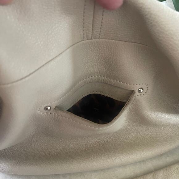 B. Makowsky crossbody bag creamy beige - Picture 9 of 11